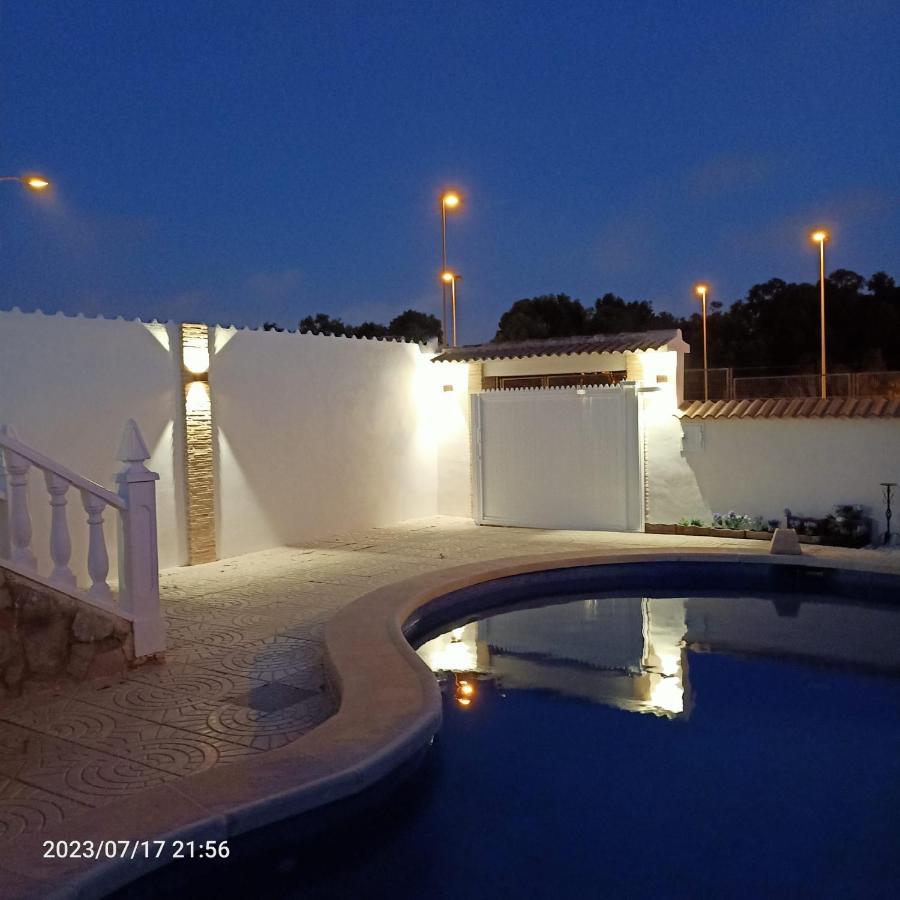 Acogedora Casa Con Piscina Torrevieja